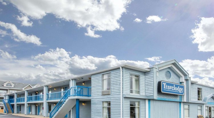 Travelodge by Wyndham Virginia Beach: Your Perfect Beachfront Escape